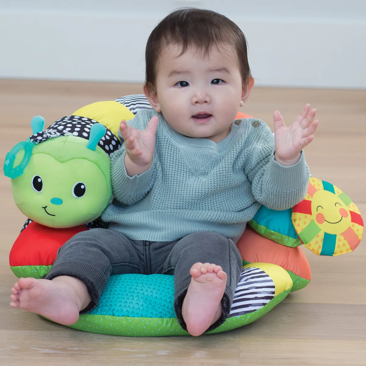 Infantino Cuscino bruco – prop a pillar – baby smile