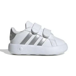 Adidas Scarpe infant realizzate in parte con materiali riciclati.