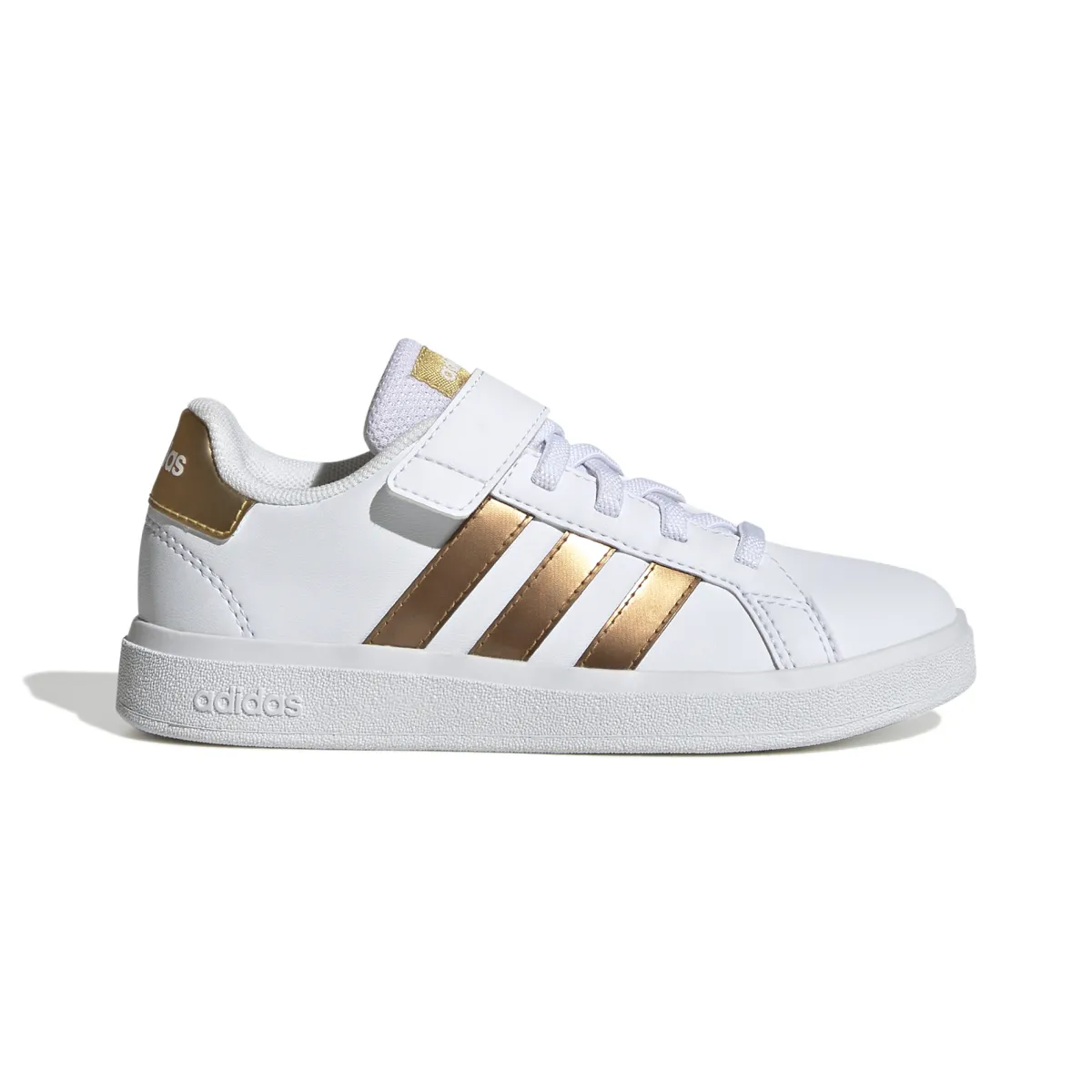 Adidas Sneaker tennis-inspired realizzate in parte con materiali riciclati.