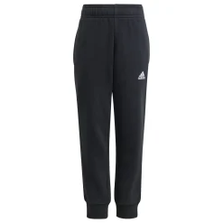 Adidas Stile sportivo e materiali in parte riciclati.